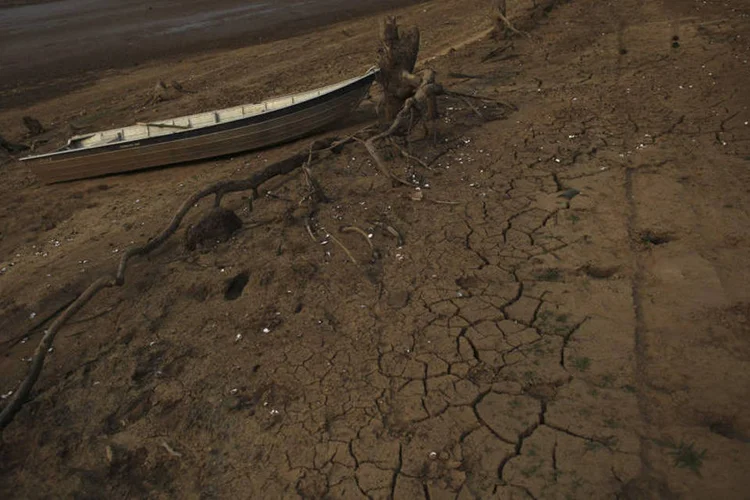 Barco no meio da terra em área da represa Atibainha, em meio à prolongada seca em Nazaré Paulista, no interior de São Paulo (Nacho Doce/Reuters)