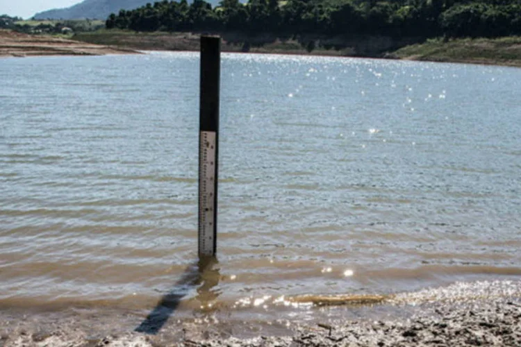 Imagem de arquivo de 2016 de medidor de represa: nível baixo de água na represa de Jaguari, da Sabesp (Paulo Fridman/Bloomberg)