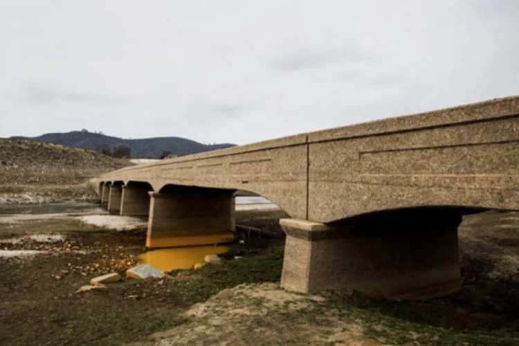 Ponte Salmon Falls, normalmente submersa na água, é vista no lago Folsom com atualmente apenas 17% de sua capacidade total, na Califórnia (Ken James/Bloomberg)