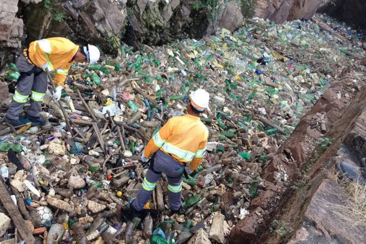 
	Funcion&aacute;rios da Prefeitura de Salto limpam o lixo exposto com a seca no Rio Tiet&ecirc;
 (Divulgação/Prefeitura de Salto)