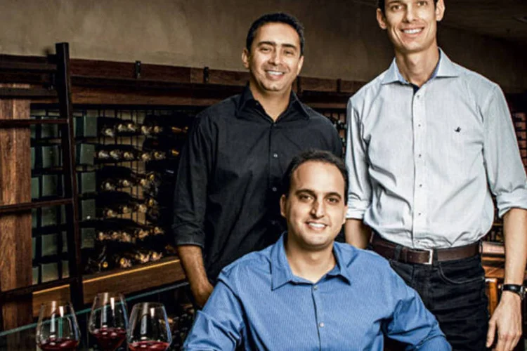 Josemar Torres (em pé, à esq.), João Paulo Alves (à dir.) e Marcio Cunha, da  WineTag : faturamento de R$ 620.000,00 em 2012 (Ana Rovati)