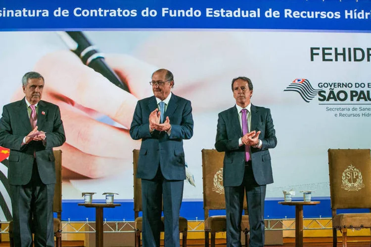 
	Secret&aacute;rio Benedito Braga (Saneamento e Recursos H&iacute;dricos), governador Geraldo Alckmin e o secret&aacute;rio Edson Aparecido (Casa Civil): as manifesta&ccedil;&otilde;es foram organizadas pelos grupos Greenpeace, Juntos! e Minha Sampa
 (Edson Lopes Jr./ Governo de São Paulo)