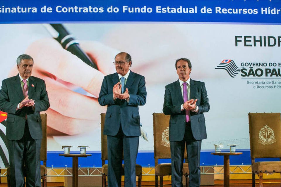 Sob vaias, secretário recebe prêmio no lugar de Alckmin