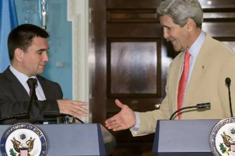 Secretário de Estado dos EUA, John Kerry (d), cumprimenta chanceler ucraniano, Pavlo Kliklin (Paul J. Richards/AFP)