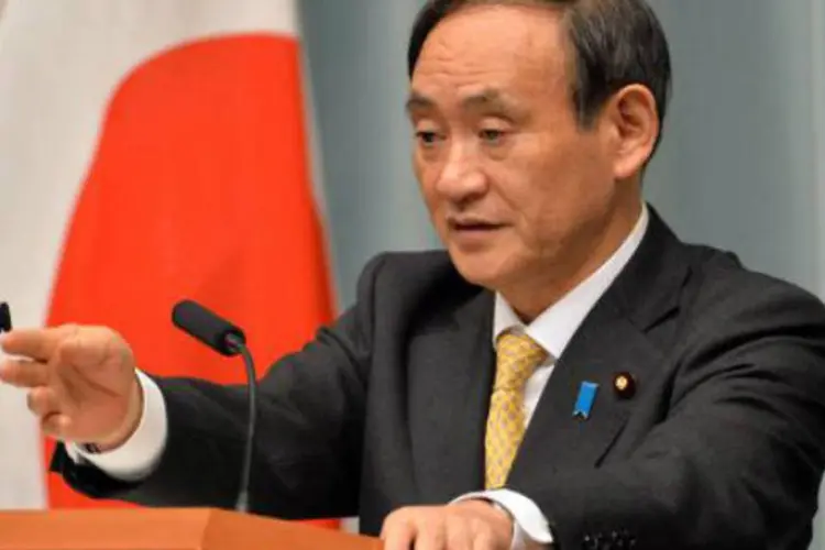 O secretário-geral do governo japonês, Yoshihide Suga: o Japão não realizará exportações de armas que possam representar uma ameaça à paz e segurança (Yoshikazu Tsuno/AFP)