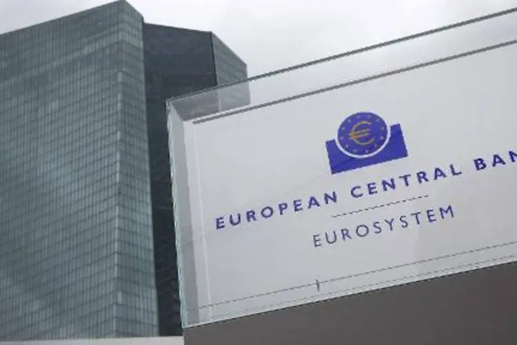 
	Sede do BCE, em Frankfurt: Draghi afirmou que o Conselho de Governadores do BCE &quot;revisar&aacute; e possivelmente reconsiderar&aacute; a posi&ccedil;&atilde;o da pol&iacute;tica monet&aacute;ria no in&iacute;cio de mar&ccedil;o&quot;
 (Daniel Roland/AFP)