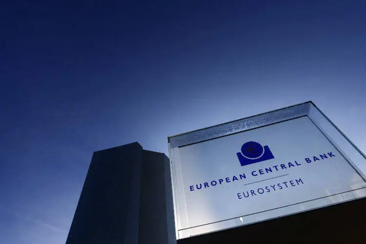 
	Nova sede do Banco Central Europeu: &quot;Isso aumenta a press&atilde;o para que o BCE intensifique suas a&ccedil;&otilde;es de est&iacute;mulos [monet&aacute;rios] na reuni&atilde;o de Malta&quot;, afirmou Howard Archer
 (Kai Pfaffenbach/Reuters)
