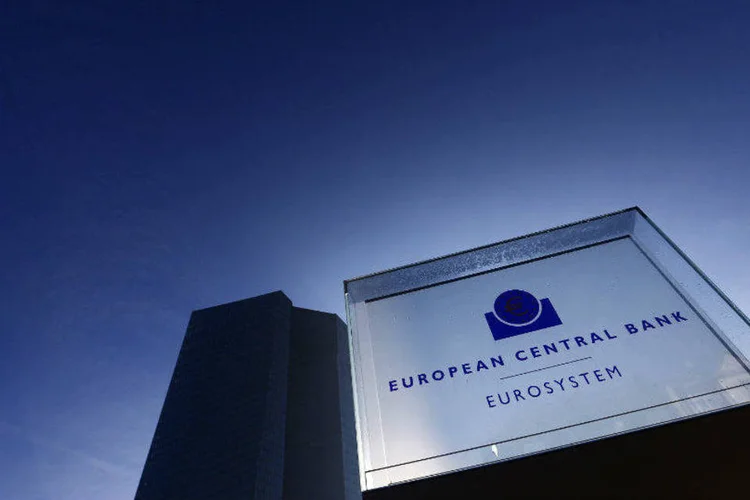 
	Banco Central Europeu em Frankfurt: a entidade manteve a facilidade de dep&oacute;sito, que remunera dep&oacute;sitos overnight em bancos centrais nacionais aos bancos, em -0,20%, penalizando assim os que depositem dinheiro no BCE
 (Kai Pfaffenbach/Reuters)