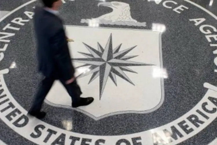 Homem caminha em frente à sede da Agência de Inteligência americana, a CIA: alguns de seus métodos de interrogatório são semelhantes à tortura (Saul Loeb/AFP)
