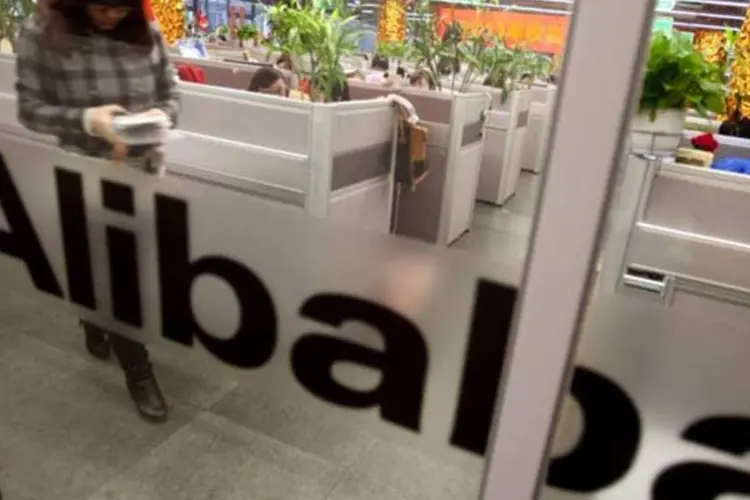 
	Trabalhadores na sede da Alibaba em Hangzhou, prov&iacute;ncia de Zhejiang, na China
 (Nelson Ching/Bloomberg)