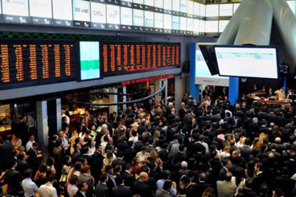 Bovespa tem forte alta e retoma os 57 mil pontos