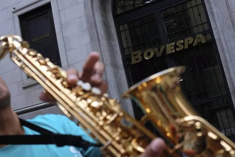 Músico toca saxofone em frente a sede da BM&FBovespa, em São Paulo (Nacho Doce/Reuters)