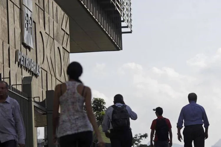 
	Pedestres passam pela sede da Petrobras no centro do Rio de Janeiro
 (Ricardo Moraes/Reuters)