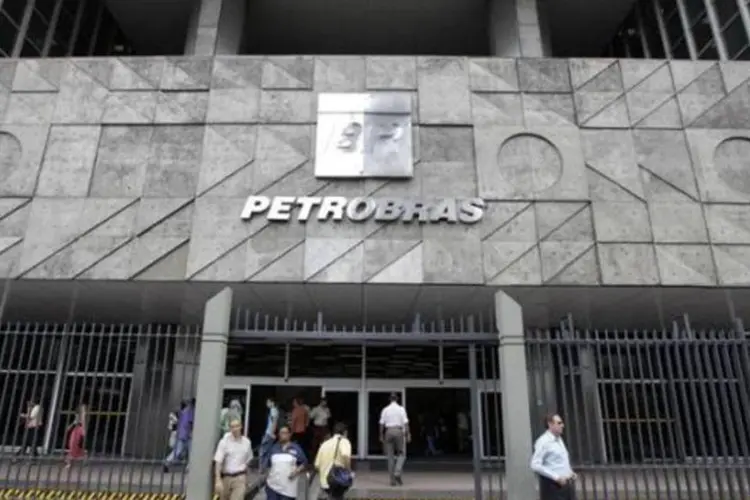 Pessoas entram e deixam a sede da petrolífera Petrobras no Rio de Janeiro (Bruno Domingos/Reuters)