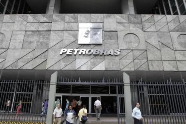 
	Na Argentina, a Petrobras possui 100% da refinaria Ricardo Eli&ccedil;abe, em Bahia Blanca, e tamb&eacute;m participa&ccedil;&atilde;o de 28,5 % na refinaria do Norte (Refinor), na Prov&iacute;ncia de Salta
 (Bruno Domingos/Reuters)