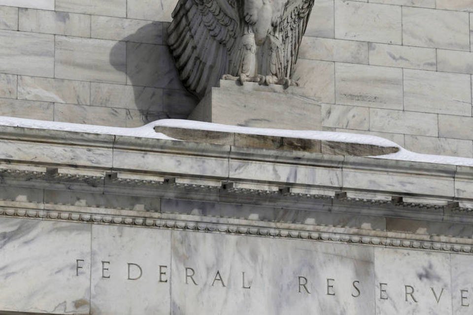 Fed reduz estimativa de PIB, mas espera progresso no emprego