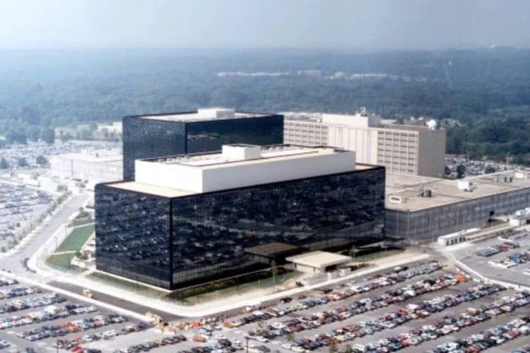 
	Sede da Ag&ecirc;ncia de Seguran&ccedil;a Nacional dos Estados Unidos: &quot;O que o presidente Obama deixou claro para ele &eacute; que...os Estados Unidos n&atilde;o se envolvem em espionagem para obter uma vantagem comercial&quot;, disse vice-conselheiro
 (Wikimedia Commons)
