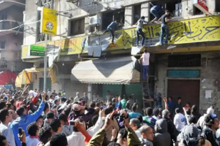 
	Manifestantes eg&iacute;pcios invadem a sede do Partido da Liberdade e da Justi&ccedil;a, da Irmandade Mu&ccedil;ulmana, em Alexandria
 (AFP)