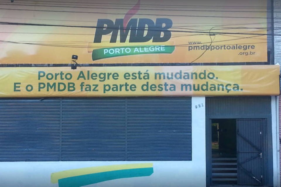 Manifestantes depredam sede do PMDB em Porto Alegre