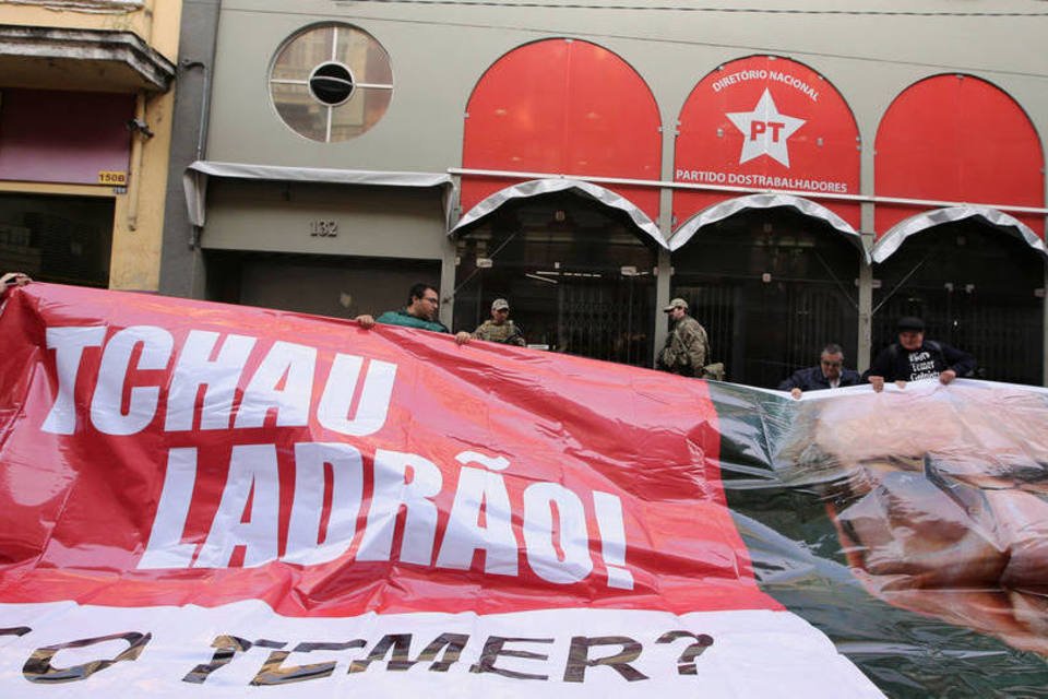 Operação da PF bloqueia rua do Diretório Nacional do PT
