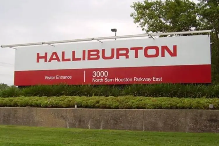 
	Halliburton: muitas empresas de petr&oacute;leo e g&aacute;s reduziram suas atividades de perfura&ccedil;&atilde;o e cortaram seus planos de investimento, uma vez que os pre&ccedil;os do petr&oacute;leo ca&iacute;ram quase pela metade no &uacute;ltimo ano
 (Wikimedia Commons)