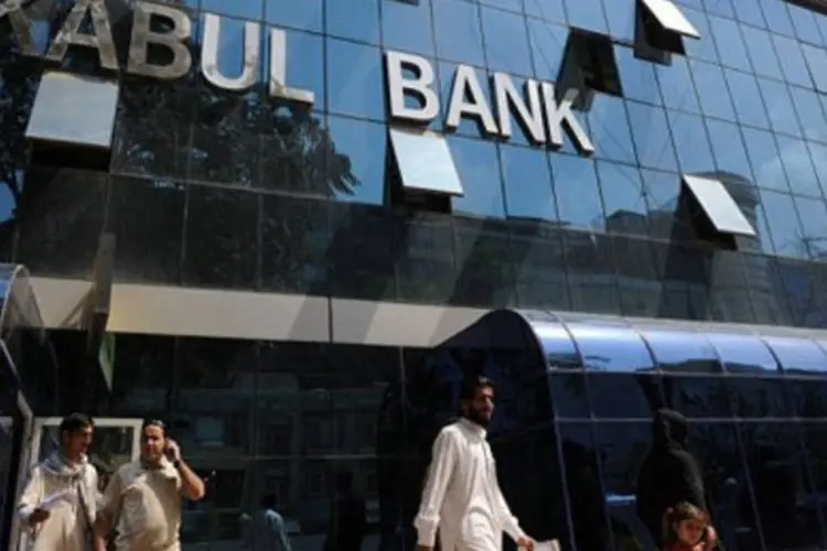 Agências do maior banco privado do Afeganistão, o Kabul Bank, estavam lotadas neste sábado (.)