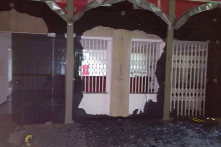 
	Ataque: funcion&aacute;rios que trabalham no local disseram que a Pol&iacute;cia Militar chegou a levar um homem que teria feito os atos de vandalismo
 (Divulgação / Twitter Alexandre Padilha)