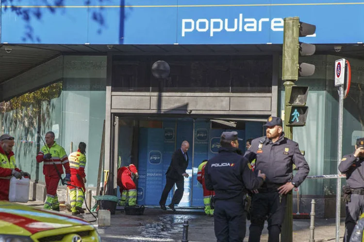 Sede do partido governista da Espanha: polícia isolou a rua central de Madri onde fica o partido e fechou as estações de metrô nos arredores (Andrea Comas/Reuters)