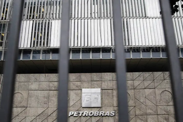 
	Sede da Petrobras: empresa est&aacute; vendo suas a&ccedil;&otilde;es serem negociadas no menor n&iacute;vel desde 2004
 (Sergio Moraes/Reuters)