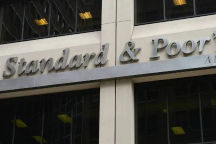 
	Standard &amp; Poor&#39;s: a d&iacute;vida em moeda local subiu um degrau, de CCC+ a B-
 (EMMANUEL DUNAND/AFP)