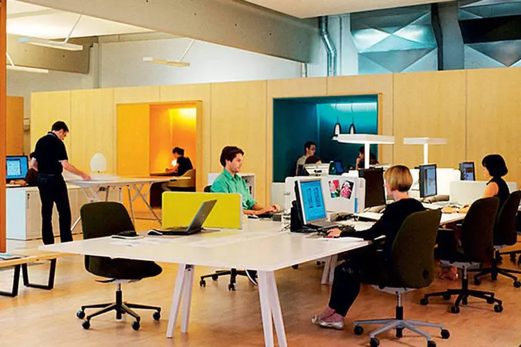 Sede da Vitra, fabricante de mobiliário, em Basileia (Suíça): alguns nichos coloridos funcionam como espaço para videoconferência, outros como sala de reuniões rápidas
 (Divulgação/Vitra)