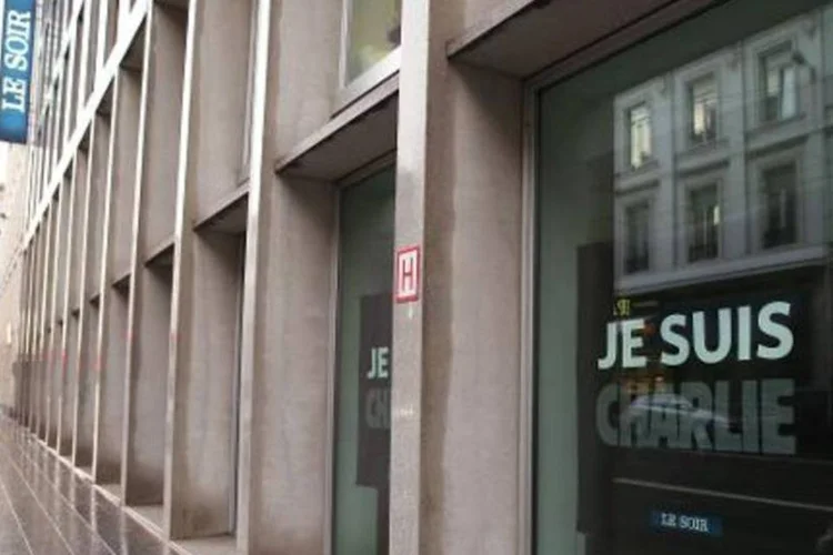 Fachada da sede do jornal Le Soir em Bruxelas, na Bélgica, no dia 8 de janeiro de 2015 (Afp.com / NICOLAS MAETERLINCK)