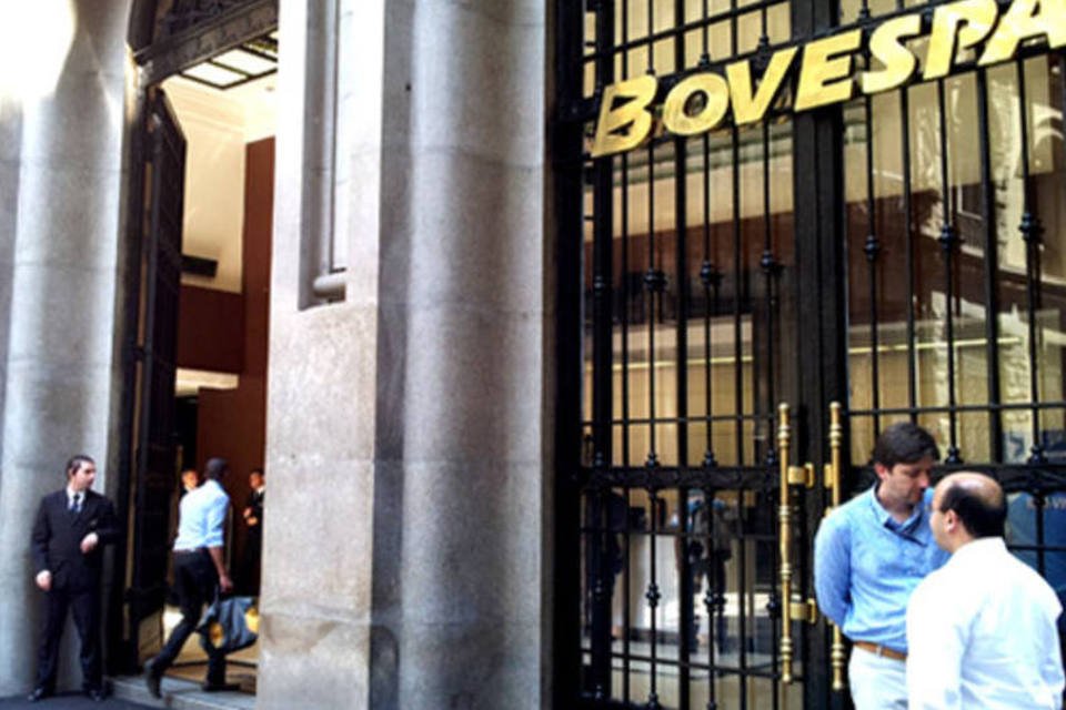 Capital externo na Bolsa tem superávit no mês e no ano