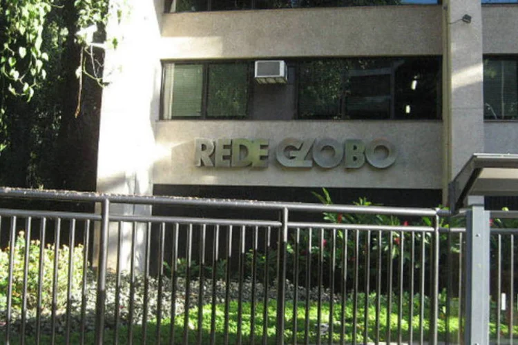 Sede da Rede Globo, no Rio: prédio foi cercado pela Polícia Militar. Os policiais observam os manifestantes, sem intervir (Wikimedia Commons)