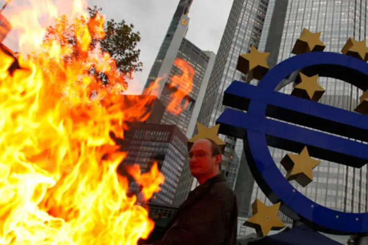 O Banco Central Europeu deve agora decidir se reduz a taxa de juros conforme a economia recua (Ralph Orlowski/Getty Images)