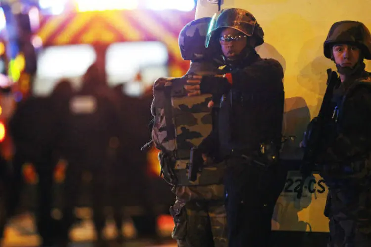 Forças de segurança perto do Bataclan em Paris. 13/11/2015 (Christian Hartmann/Reuters)