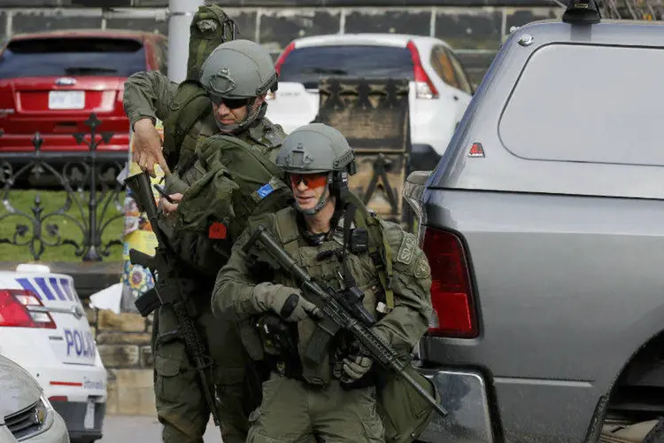 Equipes de segurança do Canadá em ação no parlamento, após ataque (Chris Wattie/Reuters)