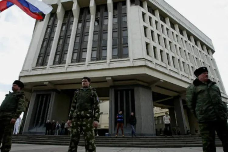 
	Membros das for&ccedil;as de seguran&ccedil;a da Crimeia em frente ao parlamento:&nbsp;Rep&uacute;blica da Crimeia se autoproclama&nbsp;&quot;um Estado independente e soberano&quot;
 (David Mdzinarishvili/Reuters)