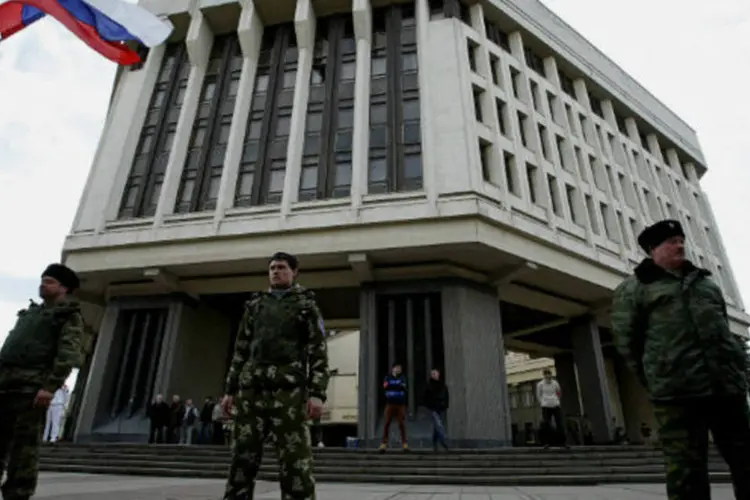 Membros das forças de segurança da Crimeia em frente ao parlamento: vice-primeiro-ministro estimou que mais de 70% da população votarão a favor da reunificação com Rússia (David Mdzinarishvili/Reuters)