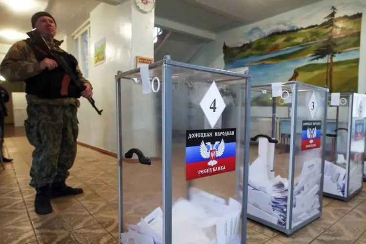 Separatista pró-Rússia em guarda durante eleições na região ucraniana de Donetsk (Maxim Zmeyev/Reuters)