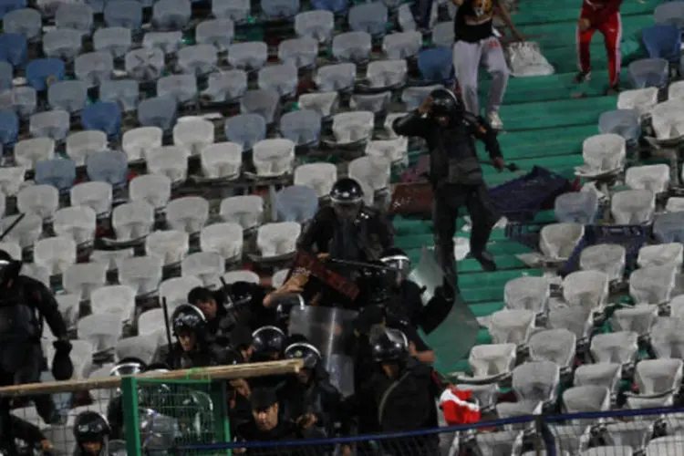 Forças de segurança e torcedores durante confronto em estádio no Egito: pelo menos 13 oficiais e 15 recrutas da polícia ficaram feridos (Amr Abdallah Dalsh/Reuters)