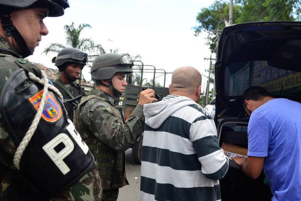 Fuzis são roubados quando policiais justificavam voto