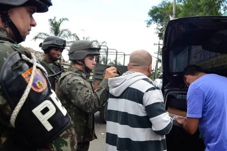 Homens do Exército apreendem material de campanha em blitz, em zona eleitoral no Complexo da Maré (Tânia Rêgo/Agência Brasil)