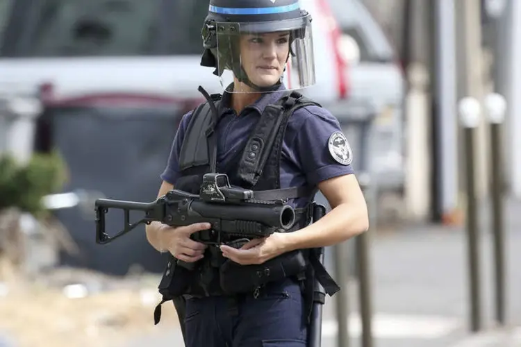 
	Pol&iacute;cia Francesa: a emissora especificou que a a&ccedil;&atilde;o policial n&atilde;o tem rela&ccedil;&atilde;o com o suposto terrorista detido em mar&ccedil;o nos arredores de Paris
 (Charles Platiau / Reuters)