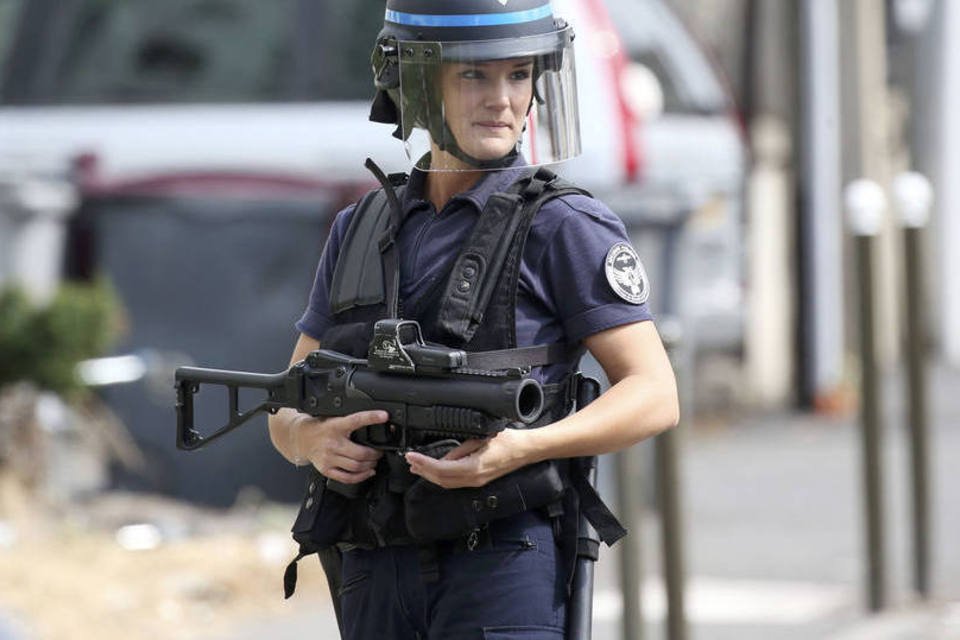 Polícia faz operação antiterrorista em cidade perto de Paris