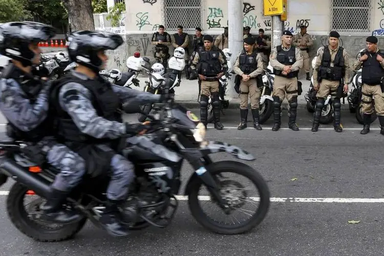 
	Policiais no Rio: de acordo com a pesquisa, a tropa mais letal do pa&iacute;s &eacute; a do Rio de Janeiro
 (Yves Herman/Reuters)