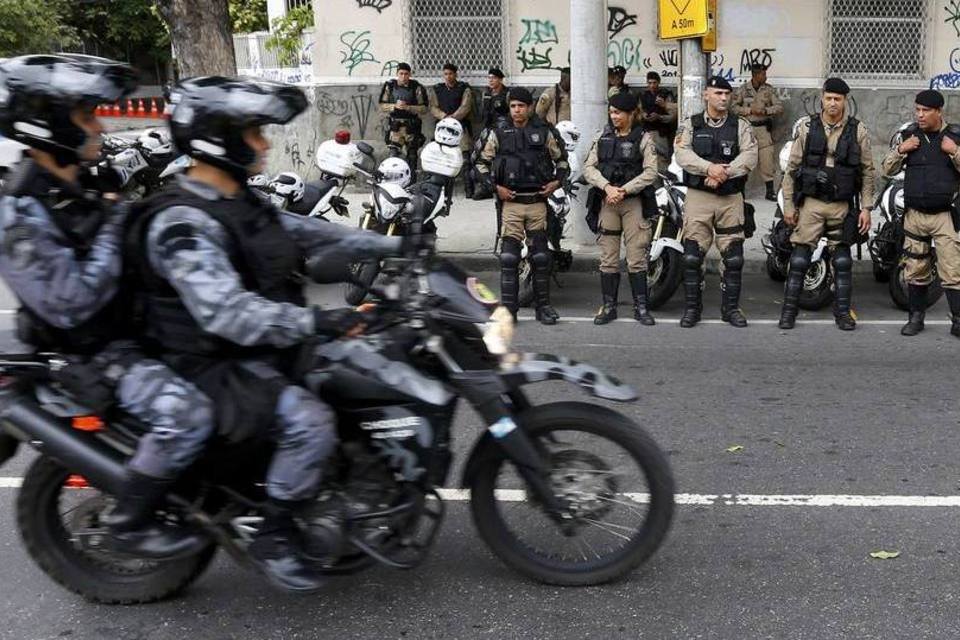 Segurança impede acesso de sem ingressos perto do Maracanã