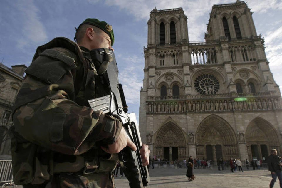 França mobiliza 120 mil agentes para segurança no Natal