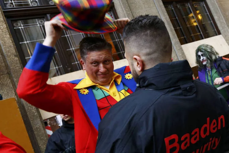 
	Carnaval: a pol&iacute;cia mobilizou 2.500 policiais em Col&ocirc;nia para o carnaval, tr&ecirc;s vezes mais que no ano passado
 (Wolfgang Rattay / Reuters)