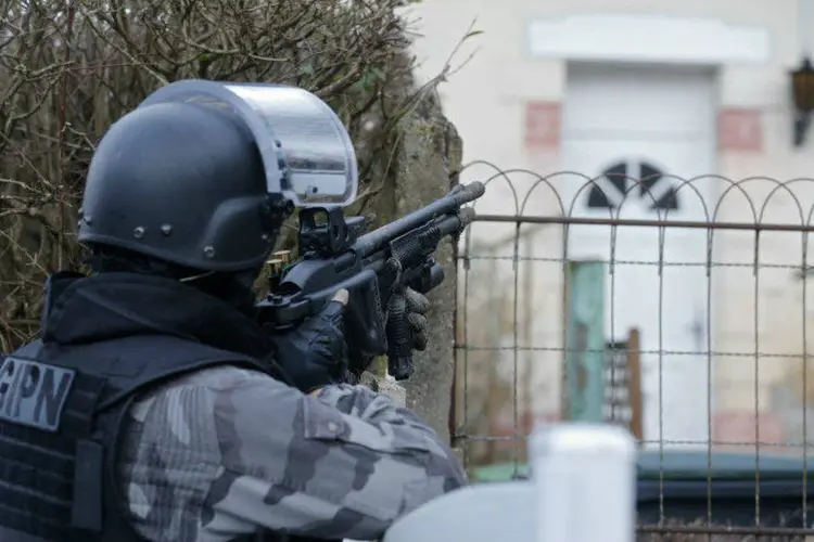 Membro de força de segurança em região de Paris (Christian Hartmann/Reuters)